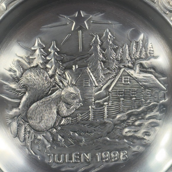 A. Holthe Norway Pewter Julen 1998 Christmas Plate #26 "Visit From The Forrest" - Picture 4 of 14